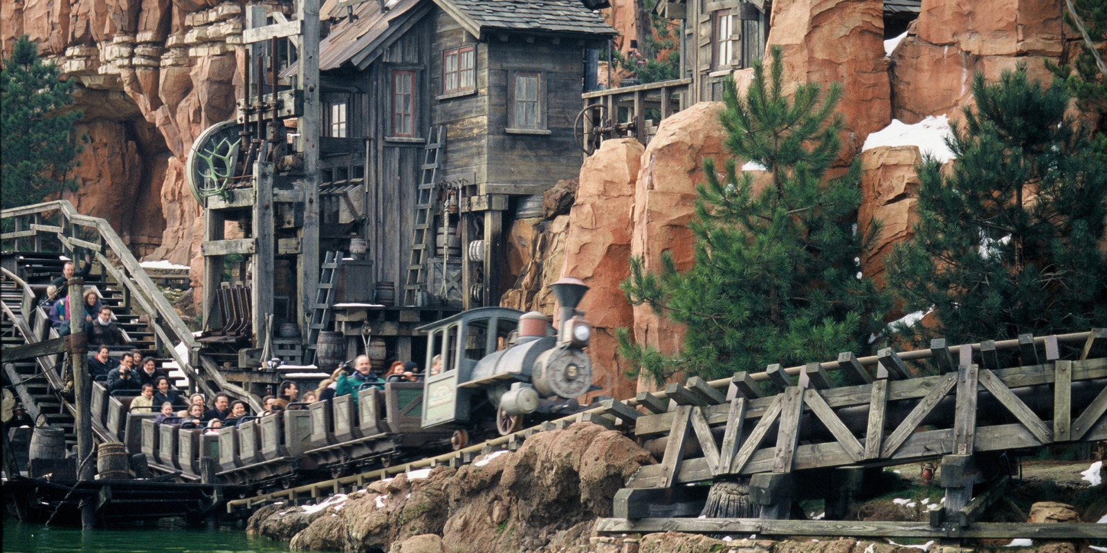 Big Thunder Mountain at Disneyland Paris - skip the queues with SMS ride alerts for UK visitors